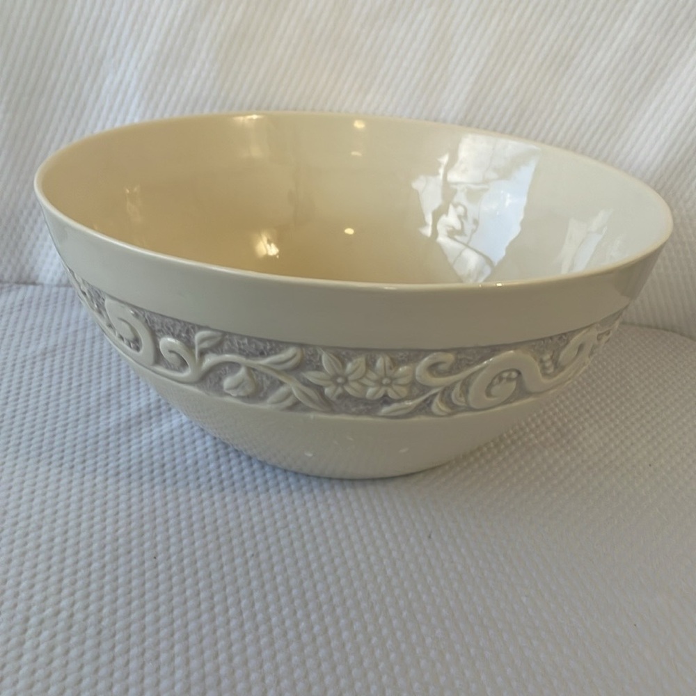 Carmel Ceramica 10.5” Flower Garden Cream Bowl. - Picture 2 of 5
